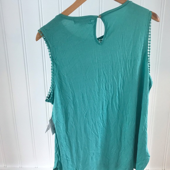 Liz Claiborne - Picture 3 of 4